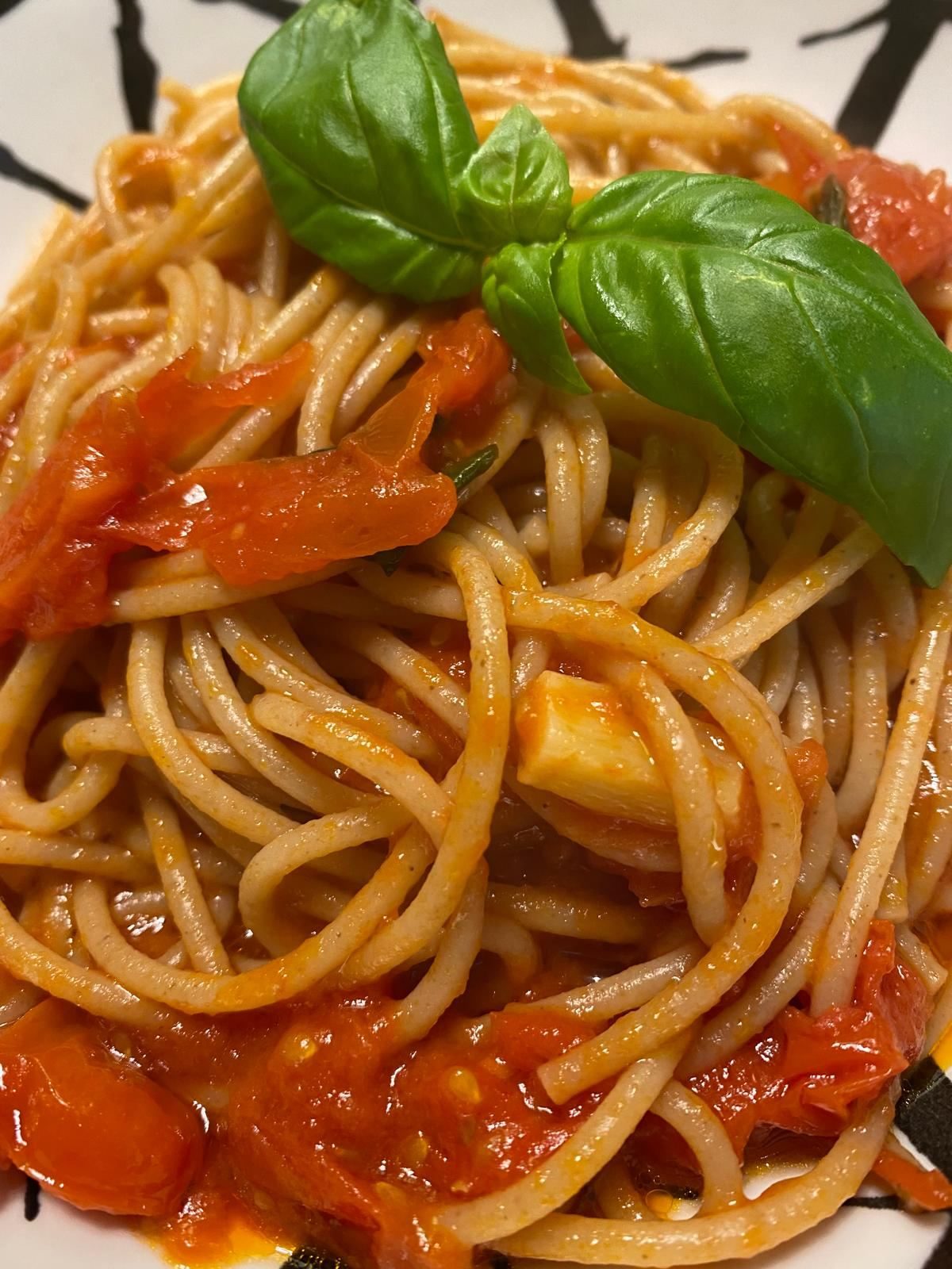 Spaghetti al pomodoro e basilico, cucina di Residence La Dea